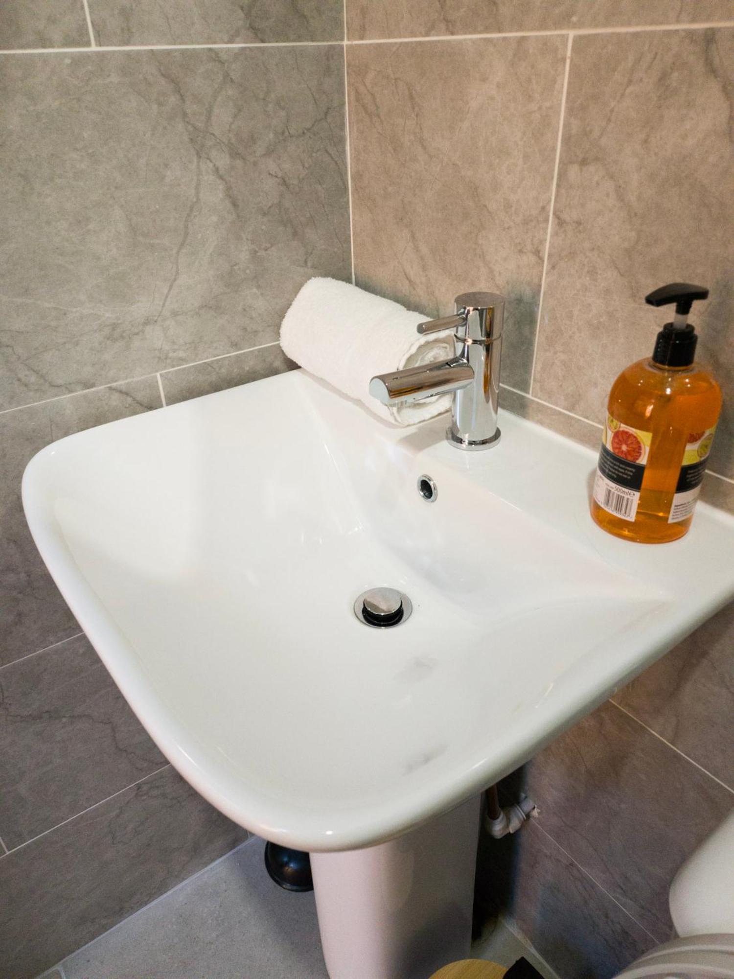 Plenty Of Parking Available; 3 Bedroom Apartment By Property Promise Cardiff Exteriör bild