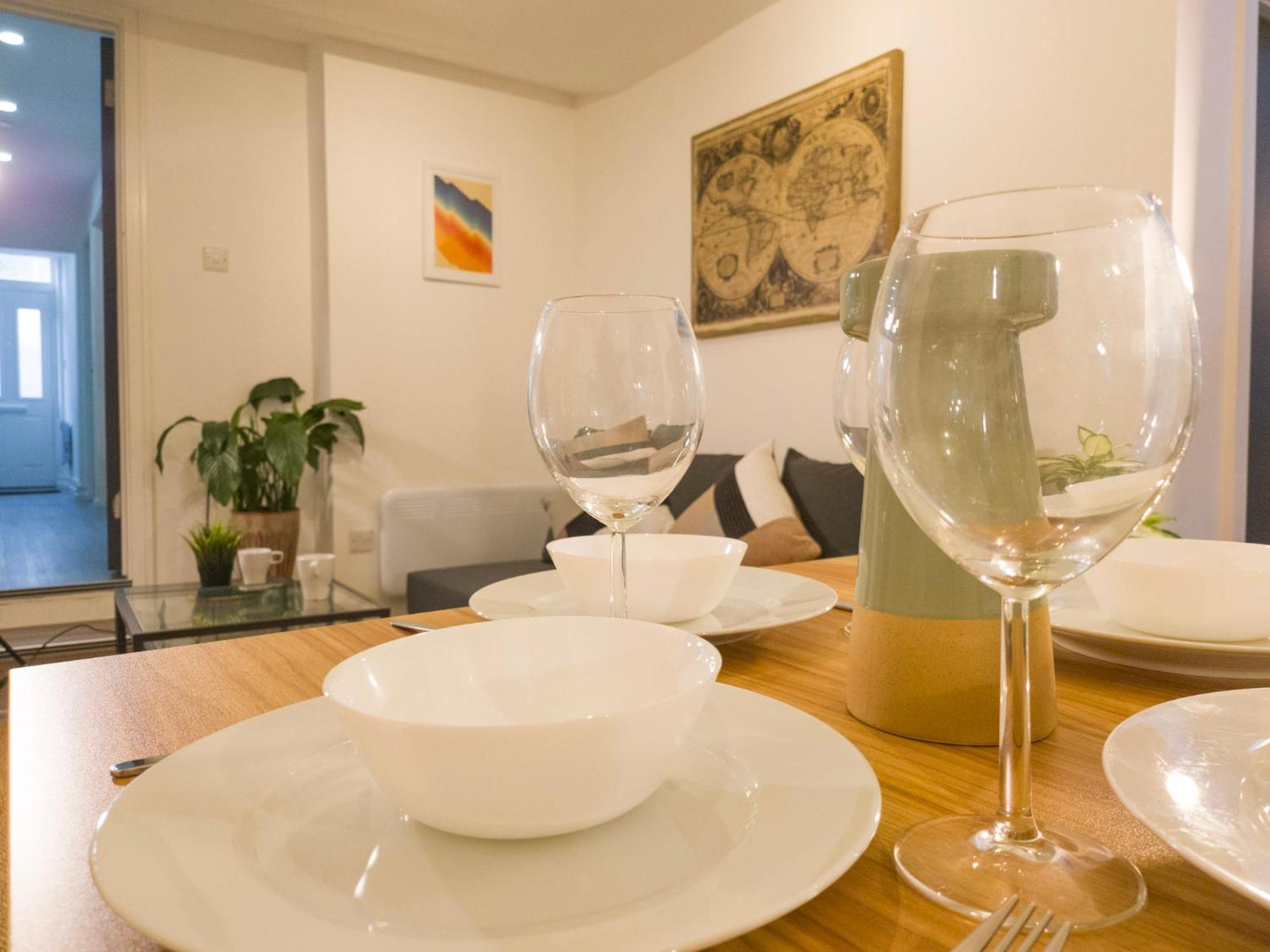 Plenty Of Parking Available; 3 Bedroom Apartment By Property Promise Cardiff Exteriör bild
